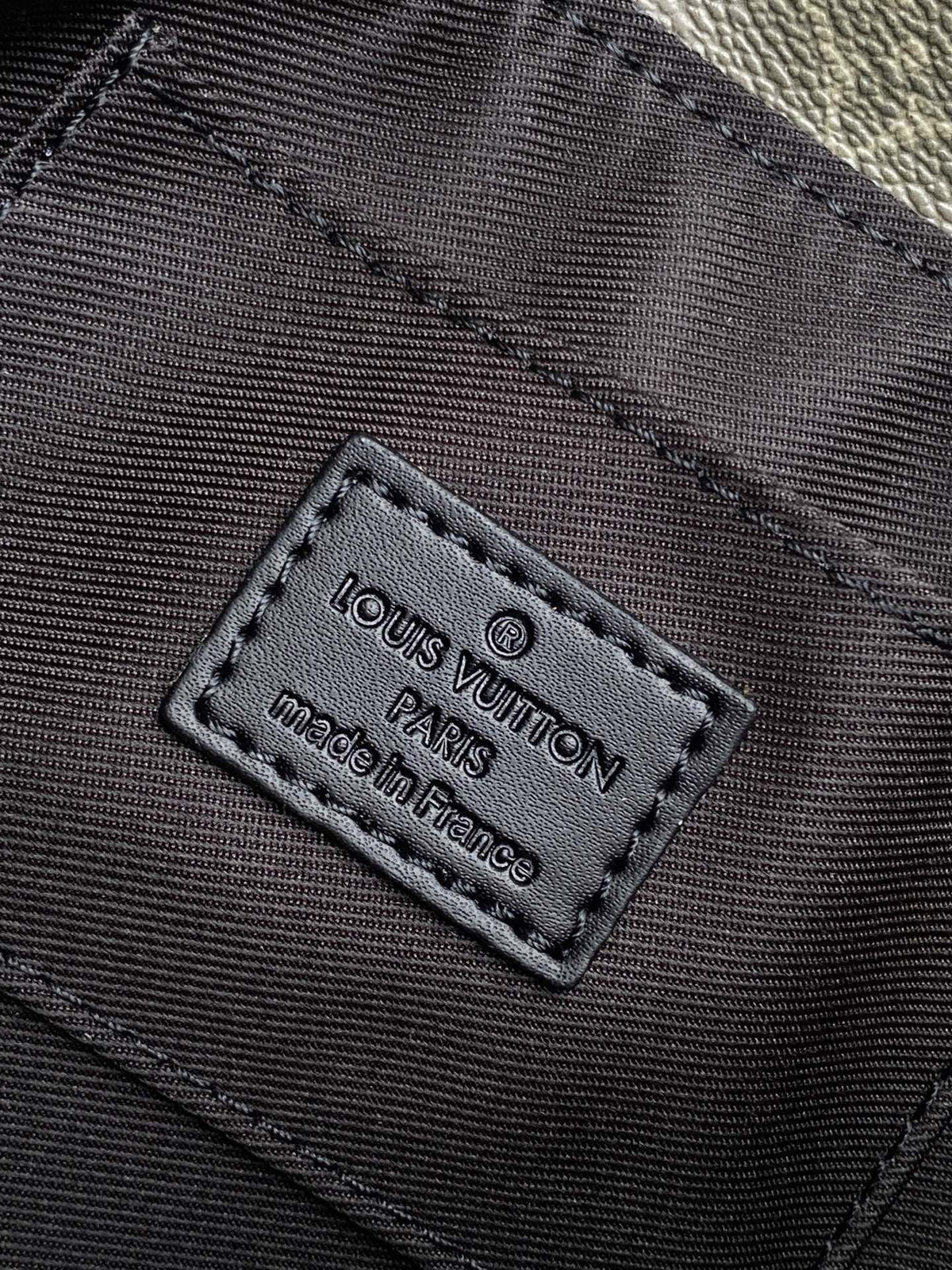 Louis Vuitton M12618 Pulse Wearable Wallet